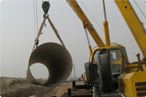 寧東供水管線2臺25T吊車吊裝鋼管